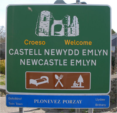 Town sign in Welsh and English.