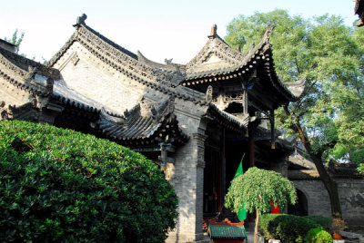 The Great Mosque of Xian has similar architecture as a Chinese temple
