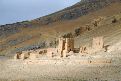 More ruins along the New Tingri - Rongphu road