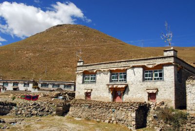 Village of Peldi Dzong near the west end of Yamdrok-tso Lake