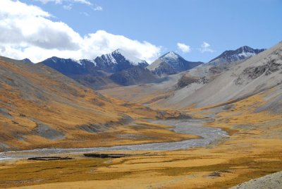 Scenery looking south from the road to Karo-la Pass