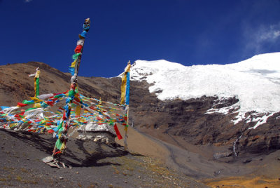 Stupa (chrten) with prayer flags at the summit of Karo-la Pass