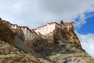 Driving up to Gyantse Dzong from the northeast