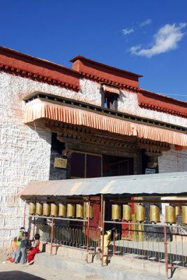 The main gate to Pelkor Chöde Monastery
