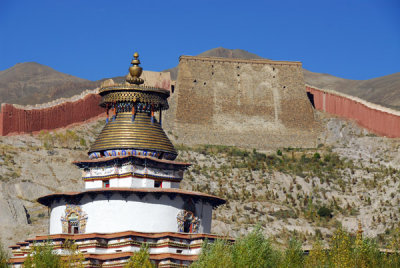 Gyantse Kumbum with the Pelkor Chöde Monastery thangka wall