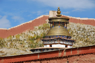 Gyantse Kumbum with the walls of Pelkor Chöde Monastery