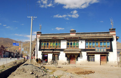 Entering Gyantse along the Southern Friendship Highway from Simi Pass