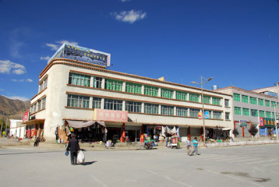 Weiguo Lu, Gyantse with the Family Guest House