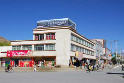 The main intersection in the middle of Gyantse