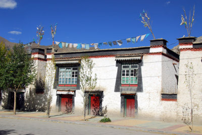 Tibetan old town of Gyantse along Pelkor Road