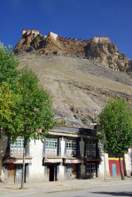 Gyantse Dzong rising above the old town