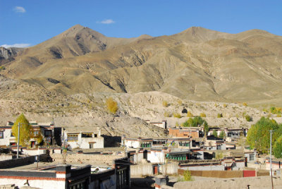 Tibetan old town with the mountains northeast of Gyantse