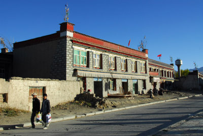 Yingxiong Beilu headed back to the center of Gyantse