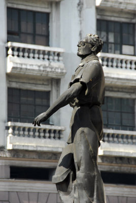 Long pointed nose - must be American...Lacson Square