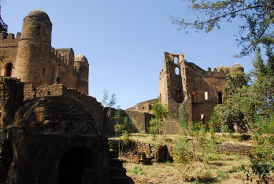 Ruins of the kitchen and cistern behind the main palaces