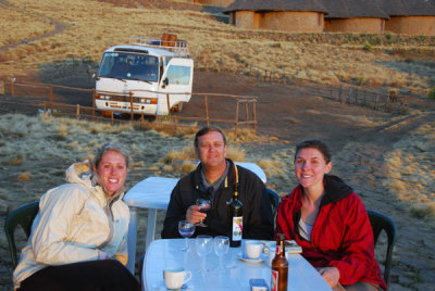 Keith with two American girls we ran into trekking - who were also at the Circle Hotel in Gondar for Obamas inauguration