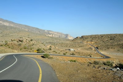 The pavement resumes after the turnoff for the hotels, Jabal Shams