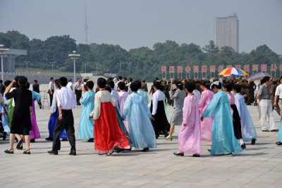 Women in traditional Korean dress visiting umsusan Memorial Palace