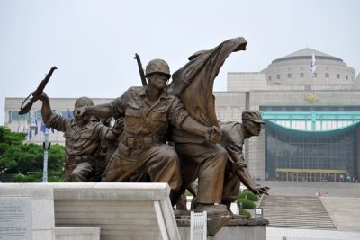The statues depict the suffering and pain caused by the war while embodying the sublime spirit of sacrifice and dedication