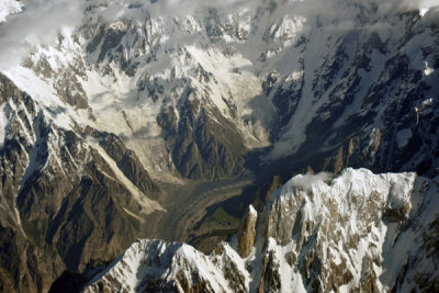 Glaciers on the south side of Pasu Sar