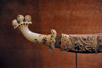 Dagger decorated with jade, gold, rubies, diamonds, emeralds