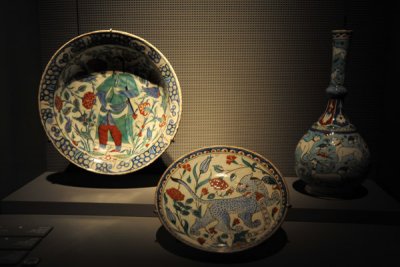 Iznik fritware charger, dish and bottle, ca 1600