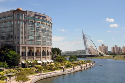 Menara PJH, Putrajaya Lake