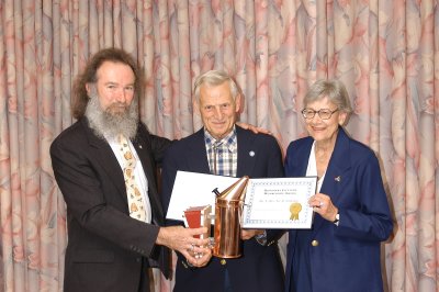 Lee & Carolyn Schleicher receive Honorary Life Membership award