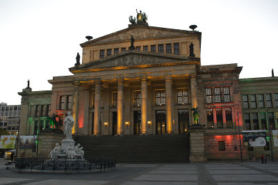 Gendarmenmarkt; Konzerthaus mit monument van Schiller