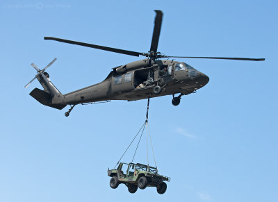 Blackhawk carrying a Humvee2.jpg