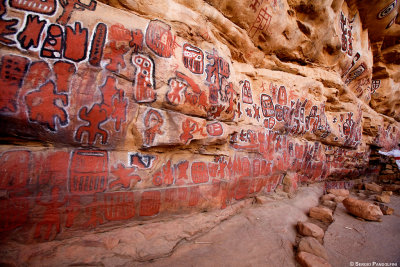 Songho: la caverna della circoncisione: simboli cosmogonici Dogon (nei colori bianco, rosso, nero)