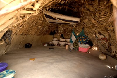 Villaggio Peul nomadi: interno di una capanna