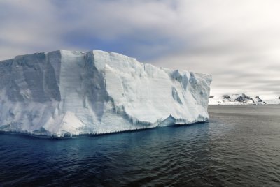 Antarctica 0088 Icebergs.jpg