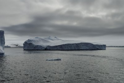 Antarctica 0089 Icebergs.jpg