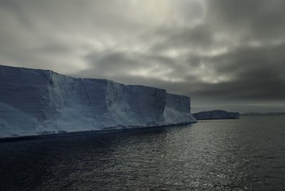 Antarctica 0090 Icebergs.jpg