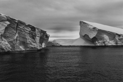 Antarctica 0095 Icebergs.jpg
