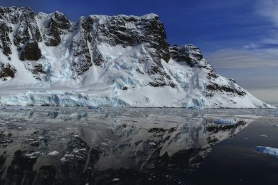 Antarctica 0157 Lemaire Channel.jpg