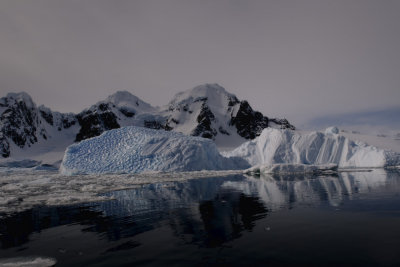 Antarctica 0162 Lemaire Channel.jpg