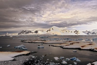 Antarctica 0190 Useful Islands.jpg