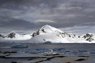 Antarctica 0194 Useful Islands.jpg