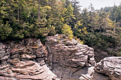 Formations between Upper and Lower Falls