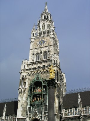 city hall, Glockenspiel and Mariensule