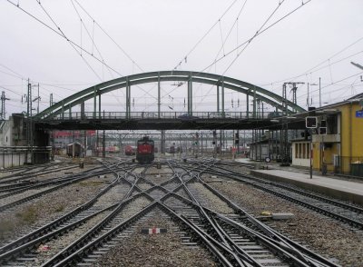 all trains are leaving Wien Westbahnhof underneath this bridge