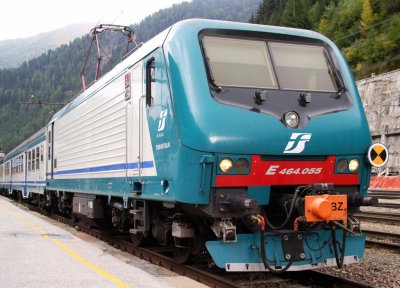 half-engine FS E464 055 ready to return to Bozen with local
