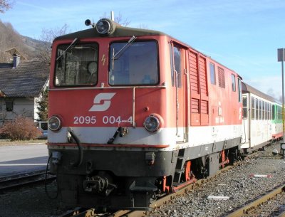 BB 2095 004-4 narrow-gauge diesel arriving with local