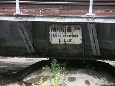 builder's plate on turntable
