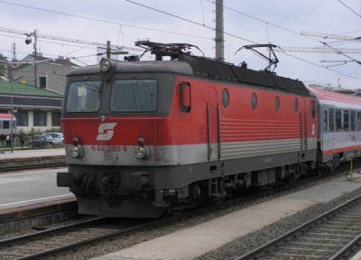 1144-class electric with regional train