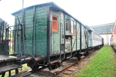 green caboose with side windows