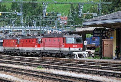 three BB 1144-class locos