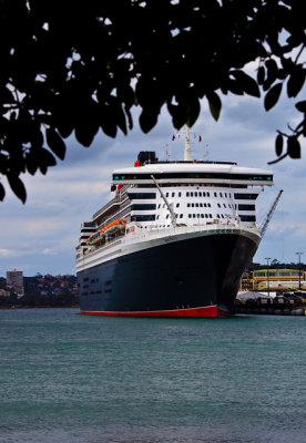 Queen Mary 2 at Garden Island, Sydney
